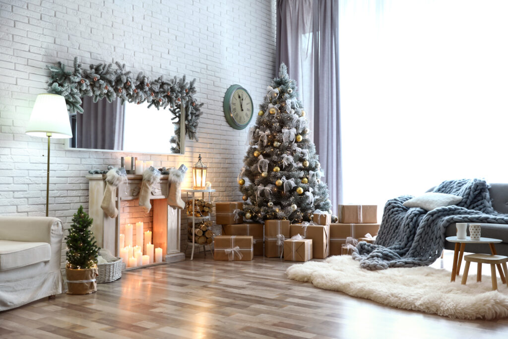 décoration, Noël, sapin, guirlandes, boules, cheminée, fauteuil, living, tapis, confortable
